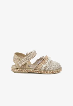 Sandali in tessuto beige con una texture intrecciata, dettaglio in pizzo arruffato e cinturino regolabile in Velcro. Suola in stile juta con bordo intrecciato.