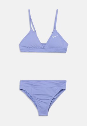 Ensemble bikini deux pièces lavande avec un haut triangle doté de fines bretelles réglables et d'un logo Nike blanc sur le côté gauche du haut.