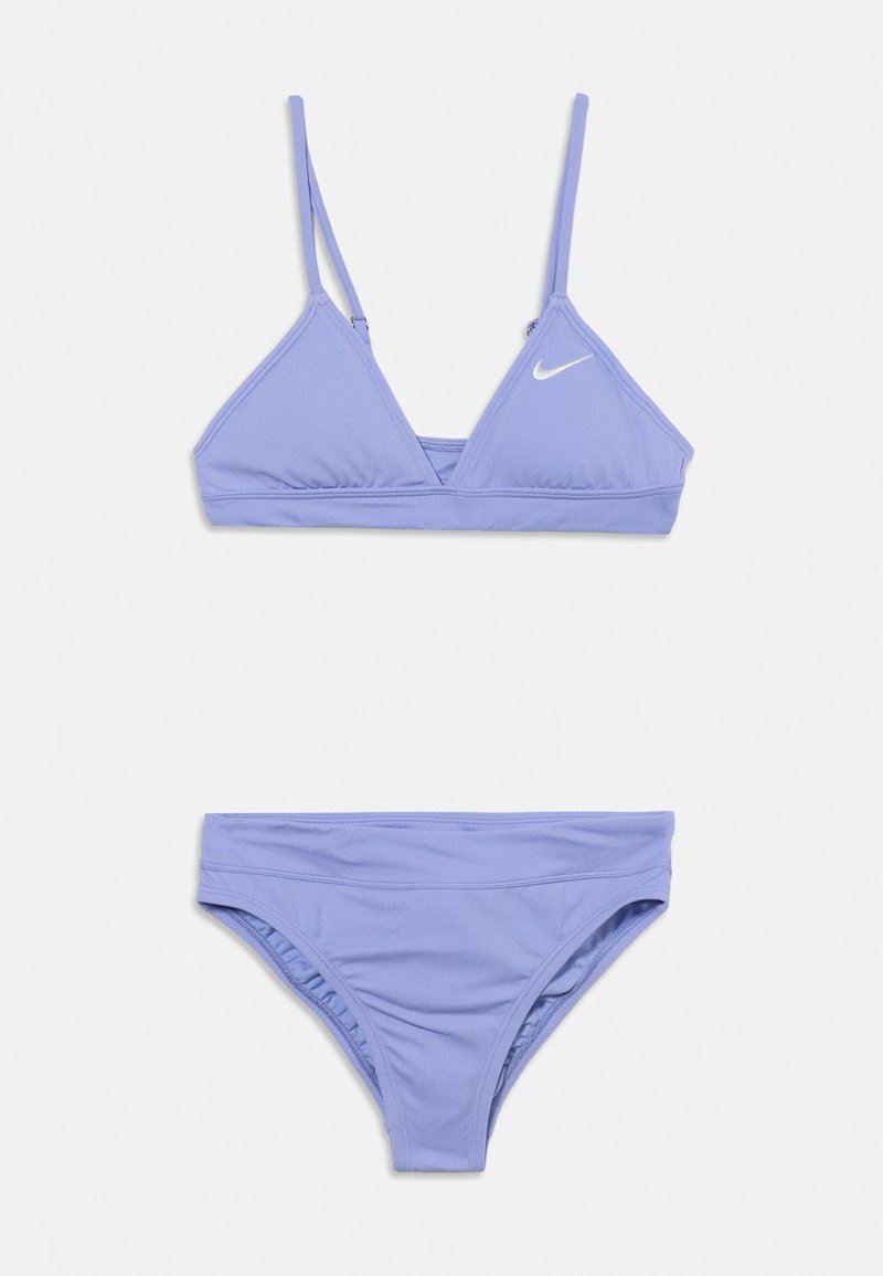 Ensemble bikini deux pièces lavande avec un haut triangle doté de fines bretelles réglables et d'un logo Nike blanc sur le côté gauche du haut.