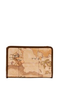 Portafoglio in pelle marrone con un design della mappa del mondo in tonalità beige e marrone chiaro, caratterizzato da linee a griglia e etichette geografiche sulla superficie.
