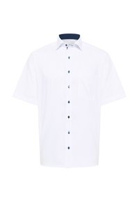 Camicia bianca a maniche corte con colletto a punta, dettagli blu scuro al colletto e ai bottoni, e una singola tasca sul petto.