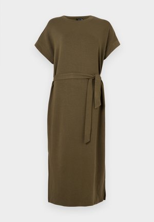 Robe vert olive, longueur genoux, en tissu doux avec des manches courtes et une ceinture en tissu à la taille. Présente des fentes latérales pour faciliter les mouvements.