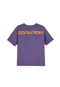Fioletowy bawełniany t-shirt z krótkim rękawem i okrągłym dekoltem, z napisem "COALITION" w wyrazistym pomarańczowym kolorze na plecach.
