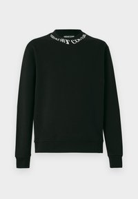 Črn dolg rokav pulover s krožnim ovratnikom, ki ima okoli ovratnika bele napise "Versace Jeans Couture", rebrasti manšeti in rob.