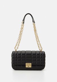 Melna ādas soma ar šūtu rakstu, taisnstūrveida zelta aizdari un divām zelta ķēdes siksnām ar ādas plecu paliktnīti.