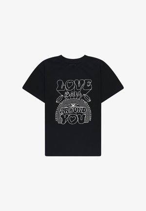 T-shirt in cotone nero con testo grafico bianco che recita "L'AMORE è DOVUNQUE ATTORNO A TE" con accenti decorativi attorno alle parole.