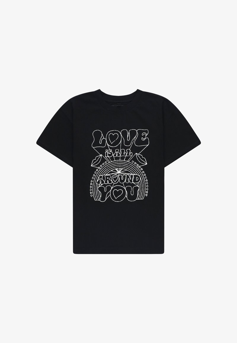 T-shirt in cotone nero con testo grafico bianco che recita "L'AMORE è DOVUNQUE ATTORNO A TE" con accenti decorativi attorno alle parole.