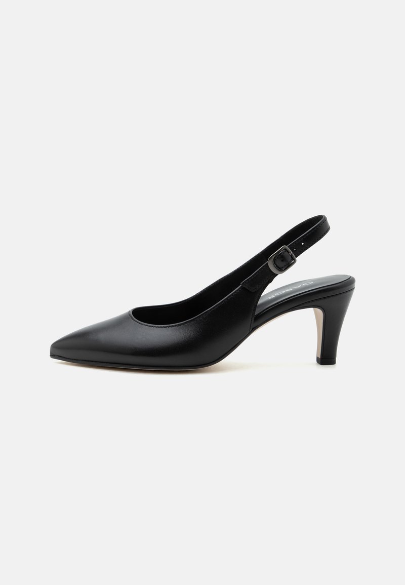 Escarpin slingback en cuir noir avec bout pointu, bride réglable à boucle et talon fin de hauteur moyenne sur fond uni.