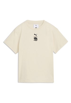 Cremefarvet Puma T-shirt med korte ærmer, rund hals og lille sort Puma-logo over et grafisk tekstdesign på brystet.