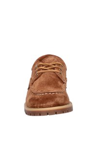 Bruine suède veterschoenen met een ronde neus, contrasterende stiksels, metalen veteroogjes en een duurzame rubberen buitenzool.