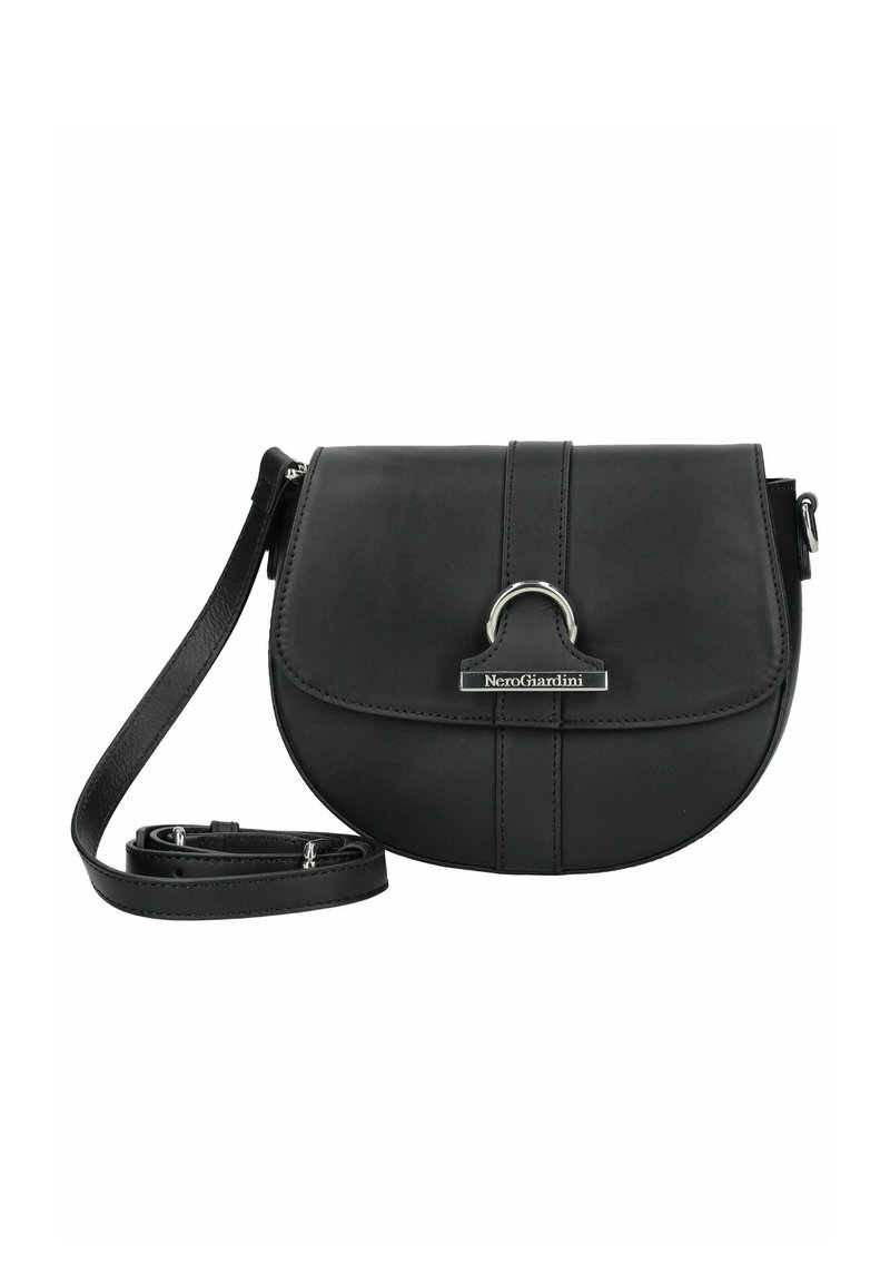Borsa a tracolla in pelle nera con chiusura arrotondata, dettagli con fibbia argentata e tracolla regolabile, etichetta del marchio NeroGiardini visibile.