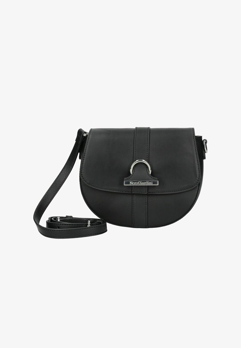 Borsa a tracolla in pelle nera con chiusura arrotondata, dettagli con fibbia argentata e tracolla regolabile, etichetta del marchio NeroGiardini visibile.