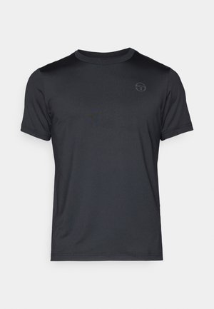 Camiseta negra de manga corta con cuello redondo, hecha de tejido suave, con un sutil logo en el pecho y bordes de costura limpios.