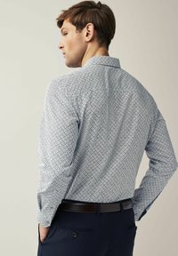 Next EASY IRON PRINTED OXFORD REGULAR FIT - Marškiniai - white navy blue geometric