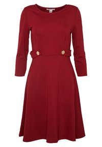 Czerwona sukienka wykonana z miękkiego materiału, z długimi rękawami, okrągłym dekoltem, rozkloszowanym dołem i dwoma wyraźnymi guzikami w kolorze złotym w talii.