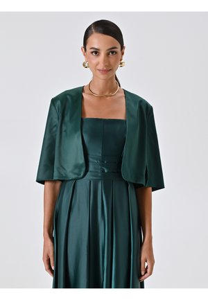 Abito in satin verde smeraldo con maniche corte e strutturate e un corsetto aderente. Presenta pieghe lungo la gonna e una texture liscia e lucida.