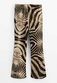 Pantalons évasés avec un imprimé zèbre audacieux en noir et beige, présentés sur un fond blanc uni.