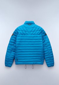 Giacca blu imbottita con colletto alto, caratterizzata da un design a quadri orizzontali, orlo regolabile e una toppa sulla manica sinistra.