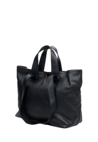 Zwarte leren totebag met een gestructureerd oppervlak, twee handvatten en een open top, met een ruime indeling en een iets slingerende vorm.