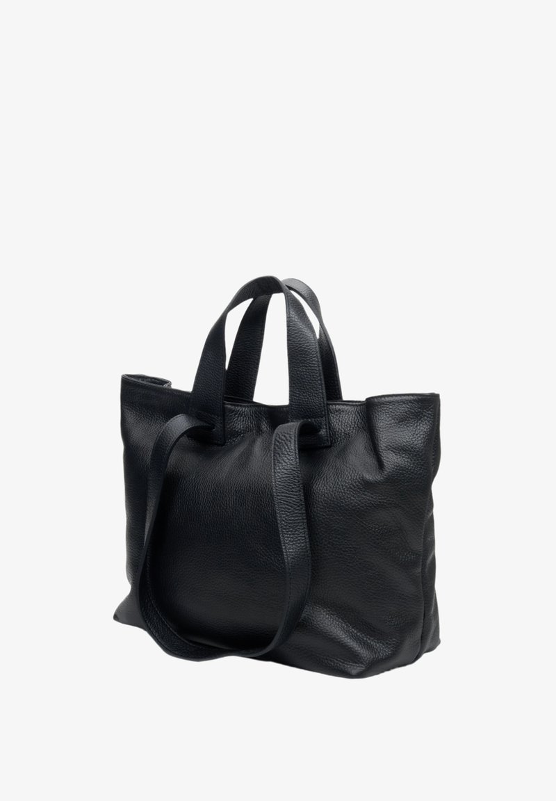 Zwarte leren totebag met een gestructureerd oppervlak, twee handvatten en een open top, met een ruime indeling en een iets slingerende vorm.