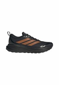 Chaussure de sport noire avec des rayures brunes, semelle épaisse et rembourrée, design basse, et languette à l’arrière, vue de profil, face à droite.