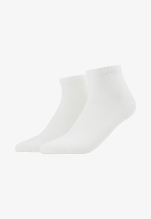 White ankle socks made of soft, stretchy fabric. Features a ribbed cuff and a smooth, seamless toe design. Ideal for everyday wear.