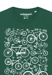 Groene t-shirt met een wit fietsgraphic ontwerp met verschillende fietstylen en maten, gedrukt in een herhalend patroon over de stof.