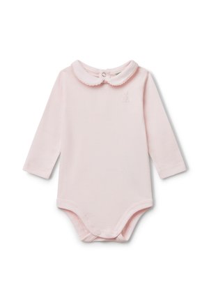 Langärmliger Baby-Body aus hellrosa Baumwolle mit einem gewellten Kragen und einer dezenten Hasenstickerei auf der Brust. Druckknöpfe im Schritt.