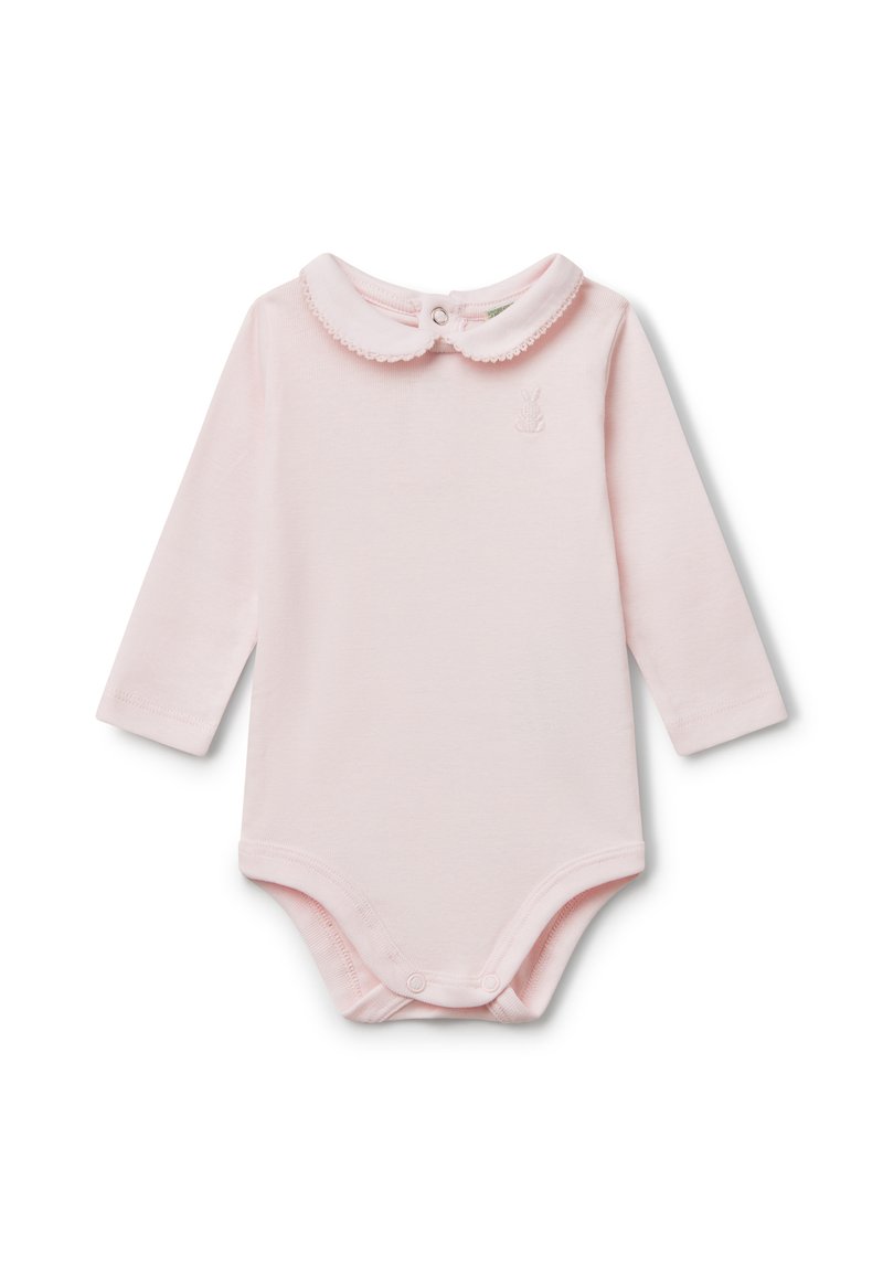 Dětský overal s dlouhým rukávem v světle růžové barvě z bavlny, se zdobeným límečkem a jemnou výšivkou králíčka na hrudi. Zapínání na patentky v dolní části.