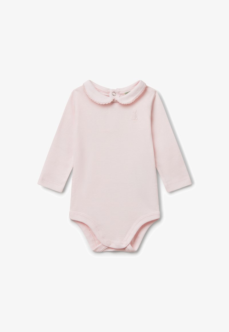 Dětský overal s dlouhým rukávem v světle růžové barvě z bavlny, se zdobeným límečkem a jemnou výšivkou králíčka na hrudi. Zapínání na patentky v dolní části.