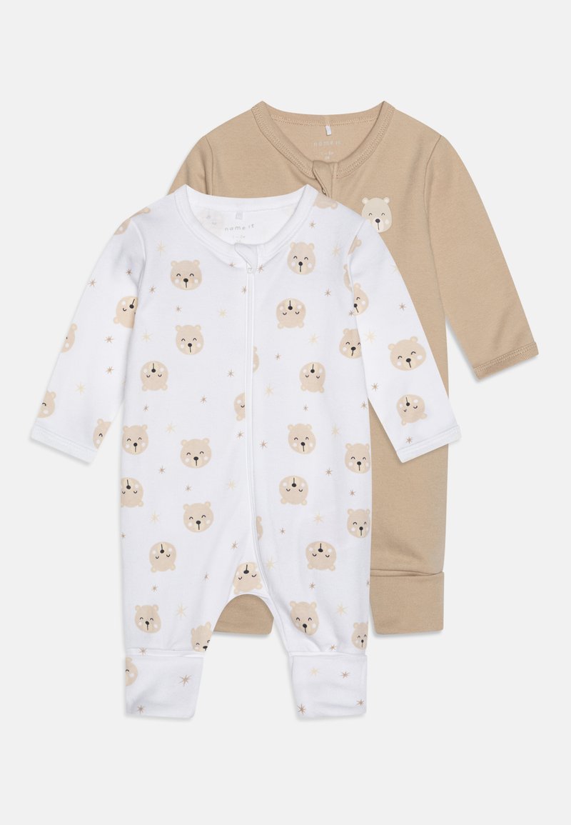 Due bodysuit per bambini: uno bianco con stampa di orsacchiotto e stelle dorate, e uno in tinta unita color sabbia. Entrambi hanno maniche lunghe e chiusure a scatto.
