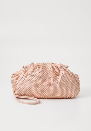 Bolsa tecida em rosa claro com topo franzido, apresentando um design em rede e uma alça de ombro fina. Textura suave com um brilho subtil.