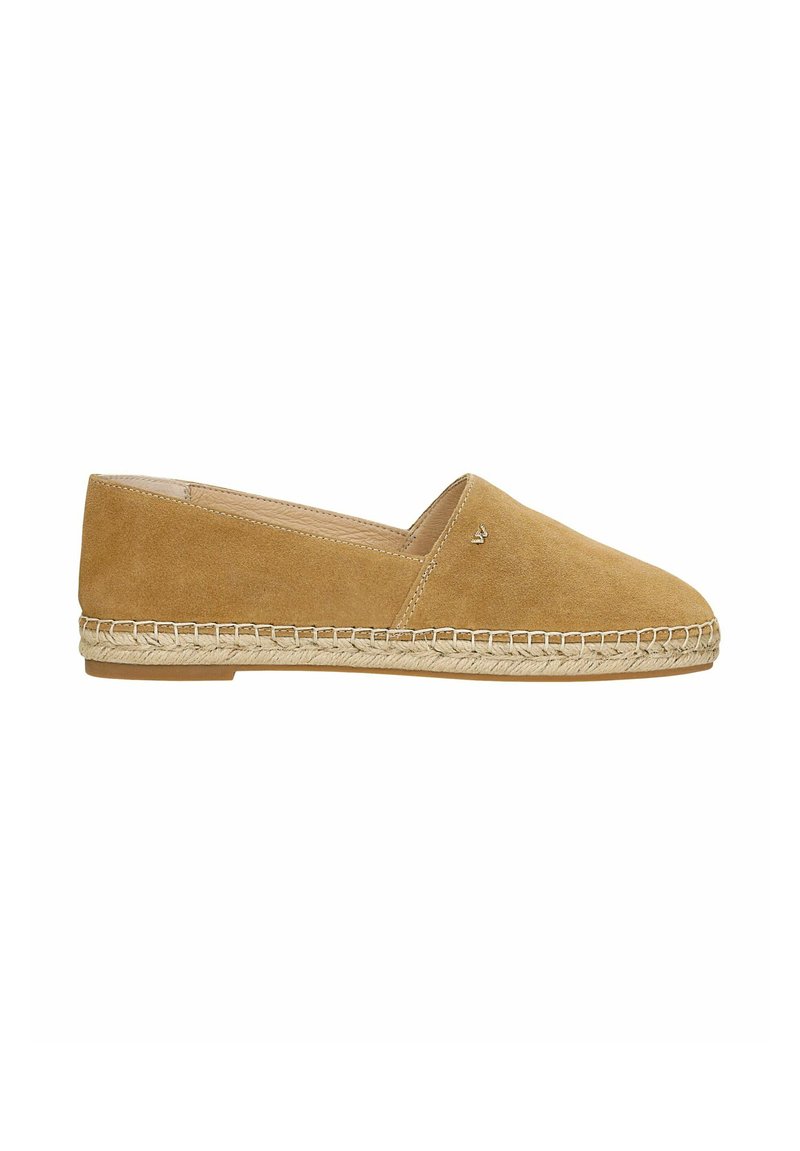 Espadrille en suède brun avec un bout arrondi, semelle intermédiaire en jute tressé et détails de couture minimalistes sur la tige. La semelle est plate et naturelle.