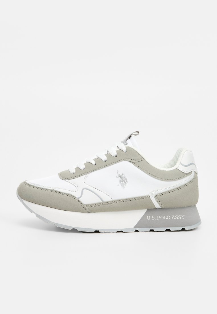 Zapatilla blanca y gris con una parte superior texturizada, cierre de cordones y detalles con logotipo. Cuenta con un collar acolchado y un diseño de suela en contraste.