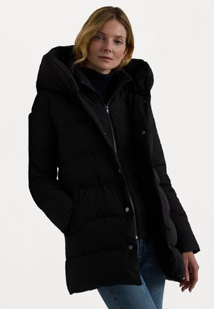 Cappotto imbottito nero con un ampio cappuccio, chiusura con zip, bottoni a scatto e tasche laterali. Il tessuto appare liscio con una texture opaca.