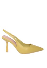 Sandal con tacco alto giallo a punta, con texture in pelle liscia e dettagli laterali a taglio. Presenta un tacco sottile e un design minimalista.