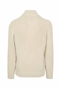 Beżowy sweter robiony na drutach z wysokim kołnierzem, z fakturowanym wzorem i ściągaczem u dołu. Długie rękawy o luźnym kroju.