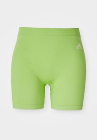 Groene sportshorts van rekbaar materiaal, met een middellange tailleband en een Adidas-logo aan de voorkant rechts.