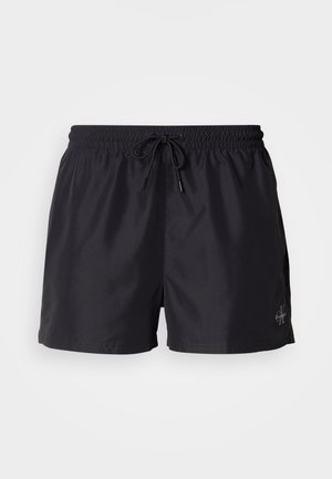 Costume da bagno nero in tessuto leggero, con vita elasticizzata e coulisse, tasche laterali e un piccolo logo decorativo.