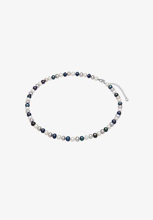 Perle halskæde med iriserende sorte, blå og hvide perler, der har en sølvlukning og en justerbar kæde. Glat overflade, rund form.