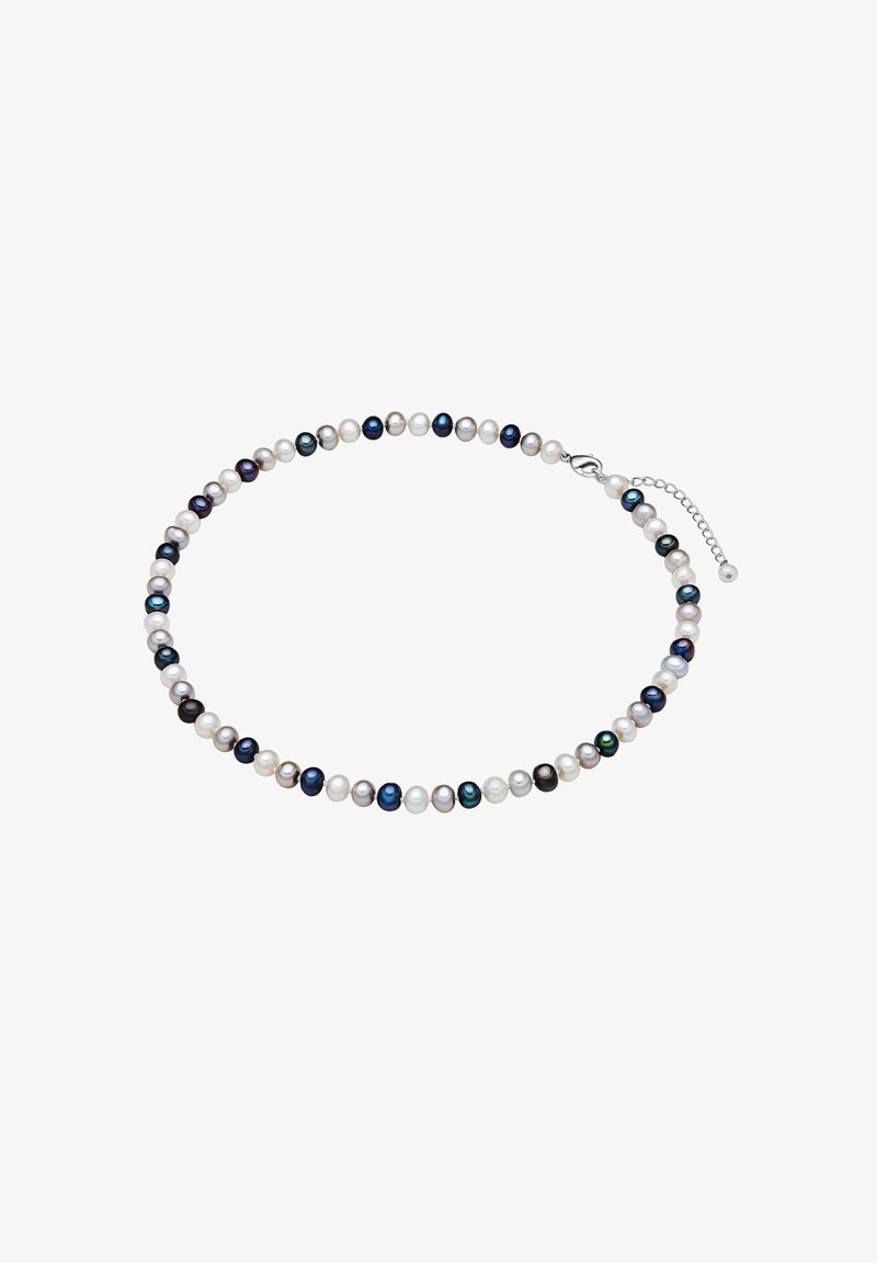 Perle halskæde med iriserende sorte, blå og hvide perler, der har en sølvlukning og en justerbar kæde. Glat overflade, rund form.