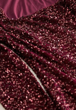 Rochie burgundă cu top din satin neted și fustă cu paiete. Prezintă paiete rotunde dense și reflectorizante și textură de țesătură fluidă.