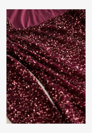 Rochie burgundă cu top din satin neted și fustă cu paiete. Prezintă paiete rotunde dense și reflectorizante și textură de țesătură fluidă.