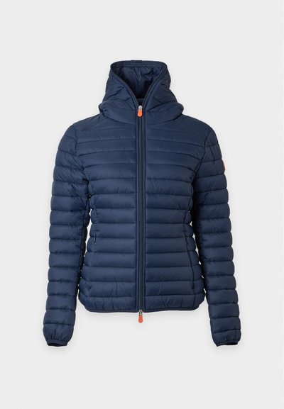 Veste matelassée bleu marine avec capuche, fermeture éclair à l'avant et poignets élastiques, présentée sur un fond uni clair.