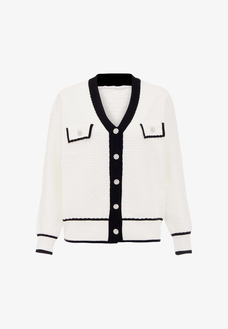 Cardigan bianco con texture e dettagli neri, collo a V, due tasche sul petto e bottoni decorativi. Presenta polsini e orlo a coste.
