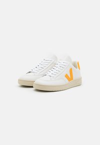 Veja V 12 - Sapatilhas - extra white/ouro