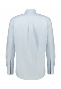 Marškiniai su sagomis, šviesiai mėlynos ir baltos spalvų dryžuota raštu, pagaminti iš medvilnės. Turi ilgomis rankovėmis ir sagomis užsegamus rankogalius.