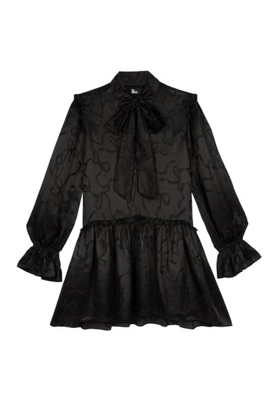 Schwarzes, durchsichtiges Kleid mit langen Ärmeln, gerafften Bündchen, einem gebundenen Kragen und einem Peplum-Saum; es zeigt ein dezentes, tonal gestaltetes Wirbelmuster.