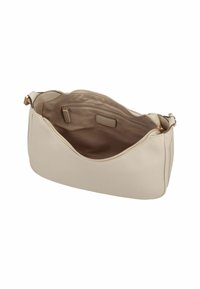 Borsa a spalla in pelle beige con una finitura liscia, forma curva e hardware in tono oro. L'interno presenta una tasca con zip e un'etichetta di marca.