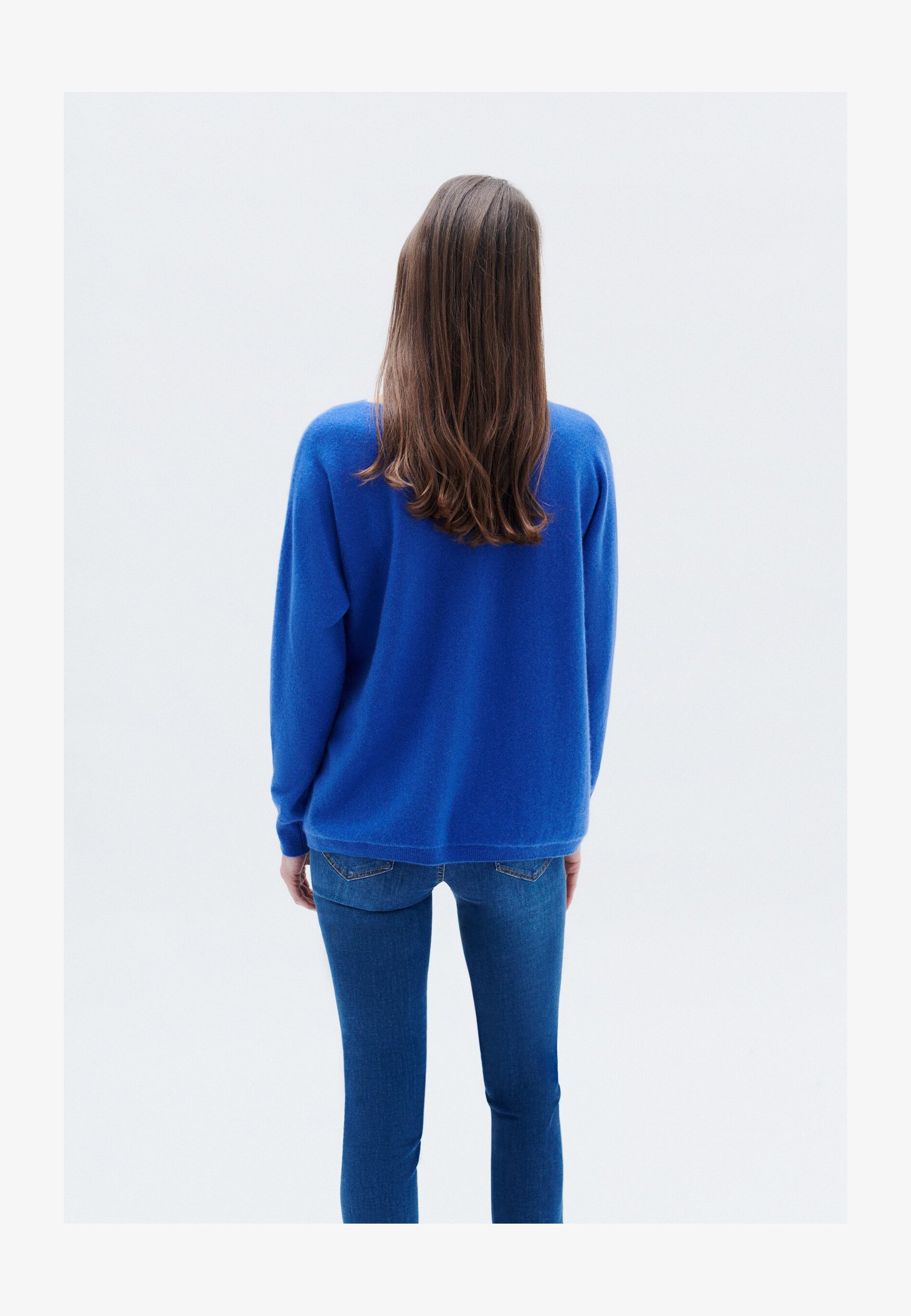 Maglione Donna Caroll Zoe Taglio Dritto In Misto Cashmere Bicolore Grigio E Bianco, Girocollo Con Bottoni Sulle Maniche